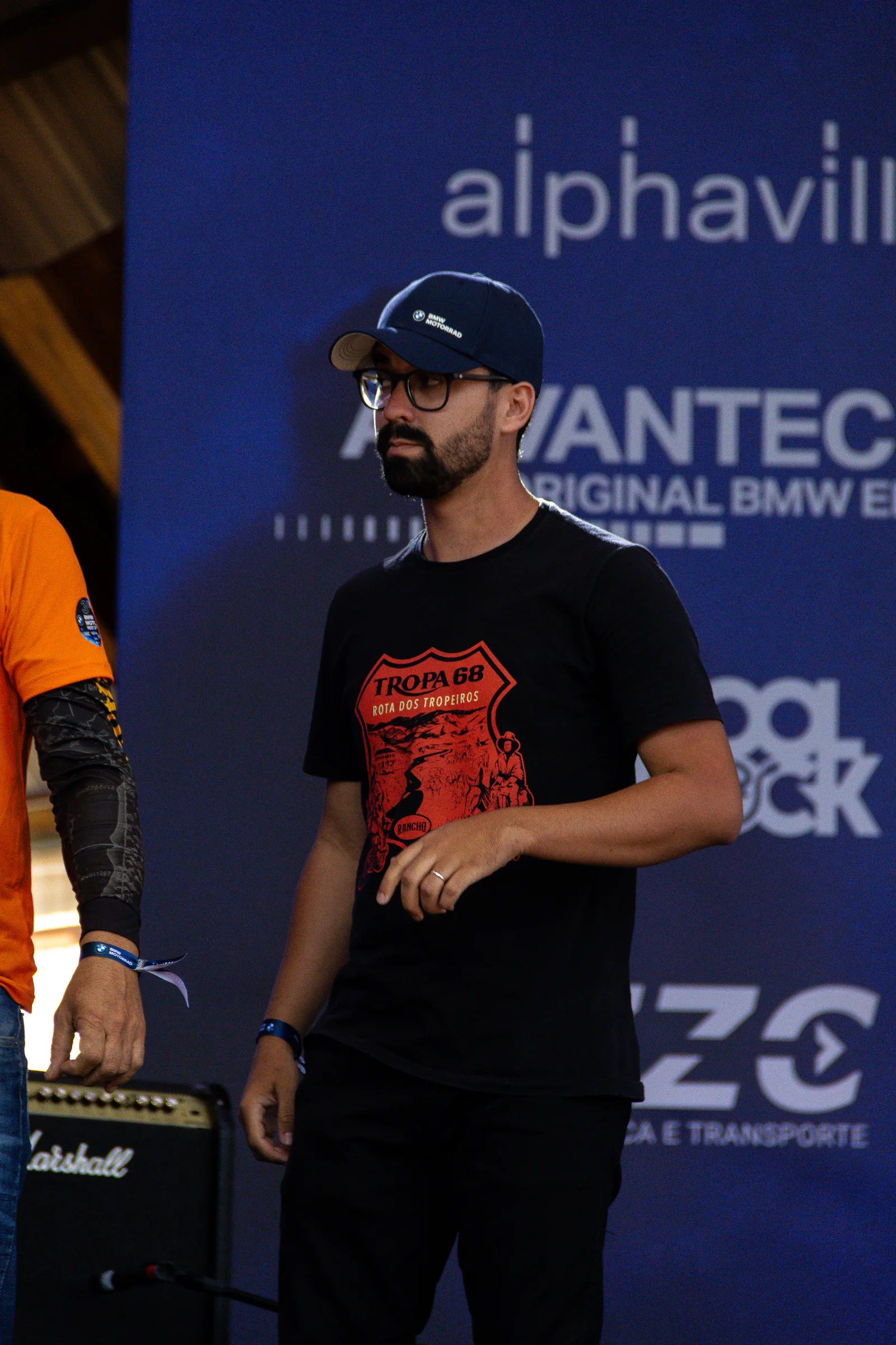 Wellyson, criador do Pistaviva, de boné BMW Motorrad e camiseta Tropa 68.